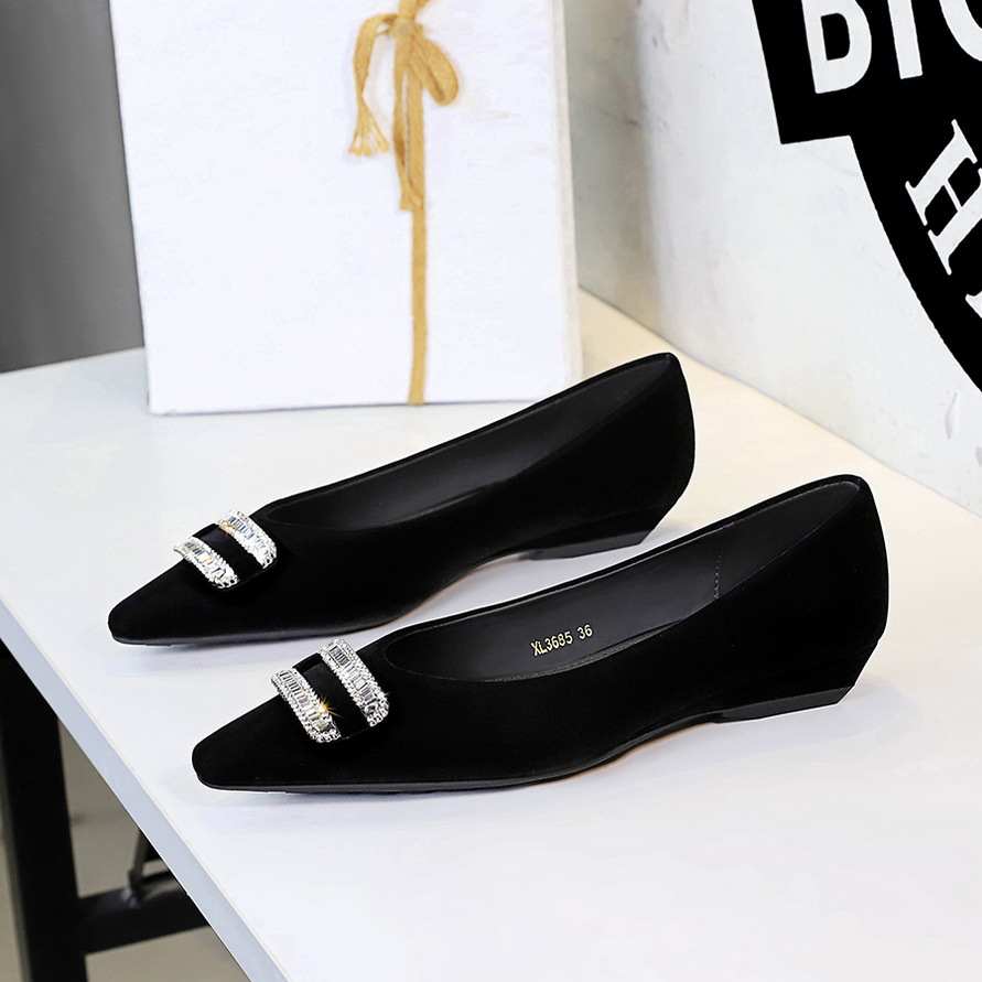 3685-K76 French-style Elegant Rhinestone Buckle High-end Plush Pointed Toe Shallow-cut Stylish Wedge Heel Women's Shoes_vogvips.com