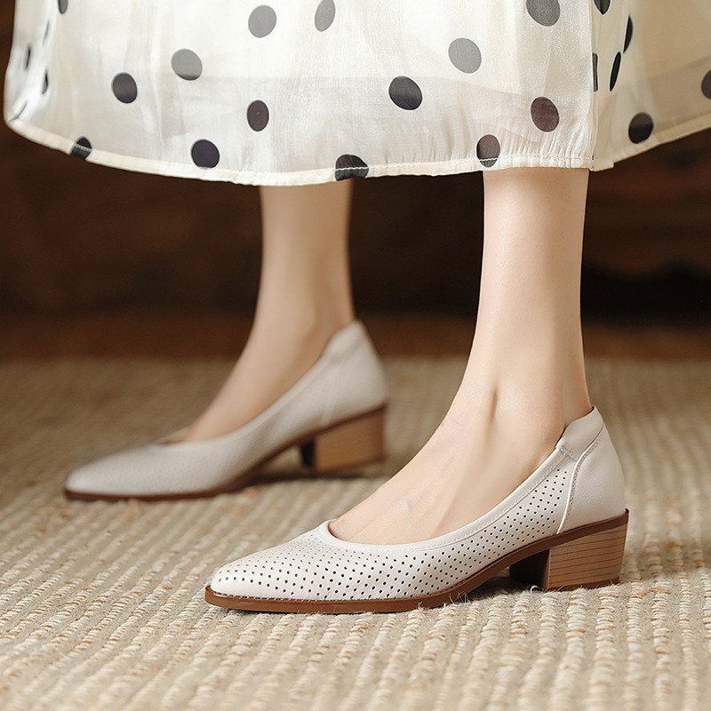 Sandal nữ da bò lỗ lưới miệng nông gót vừa — Màu trắng be