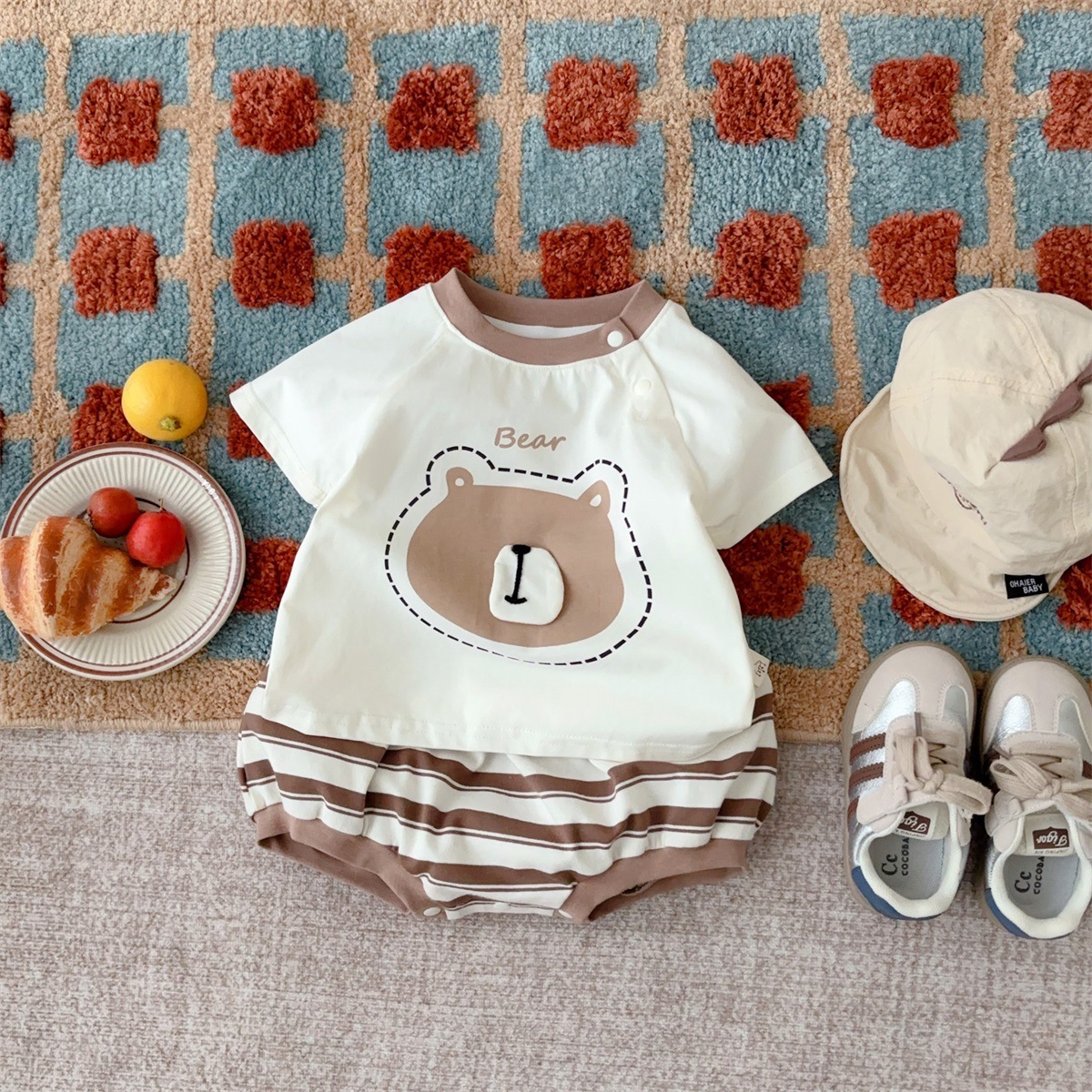 Traje de niño de estilo coreano verano delgado bebé estilo occidental ropa de protección solar camiseta pantalones cortos ropa de salida de tres piezas de todo fósforo 1