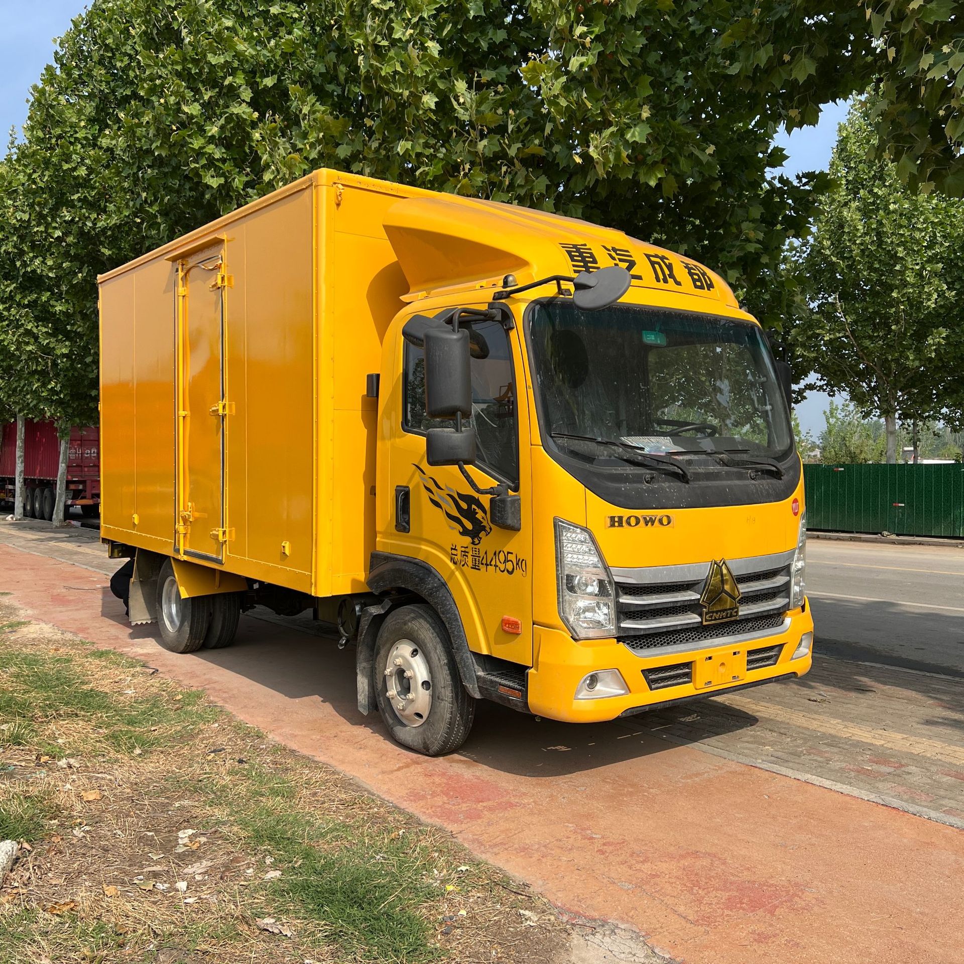 The factory exports to Africa the Sinotruk HOWO 4.2m box-type dump truck, a vehicle specifically designed for urban transportation