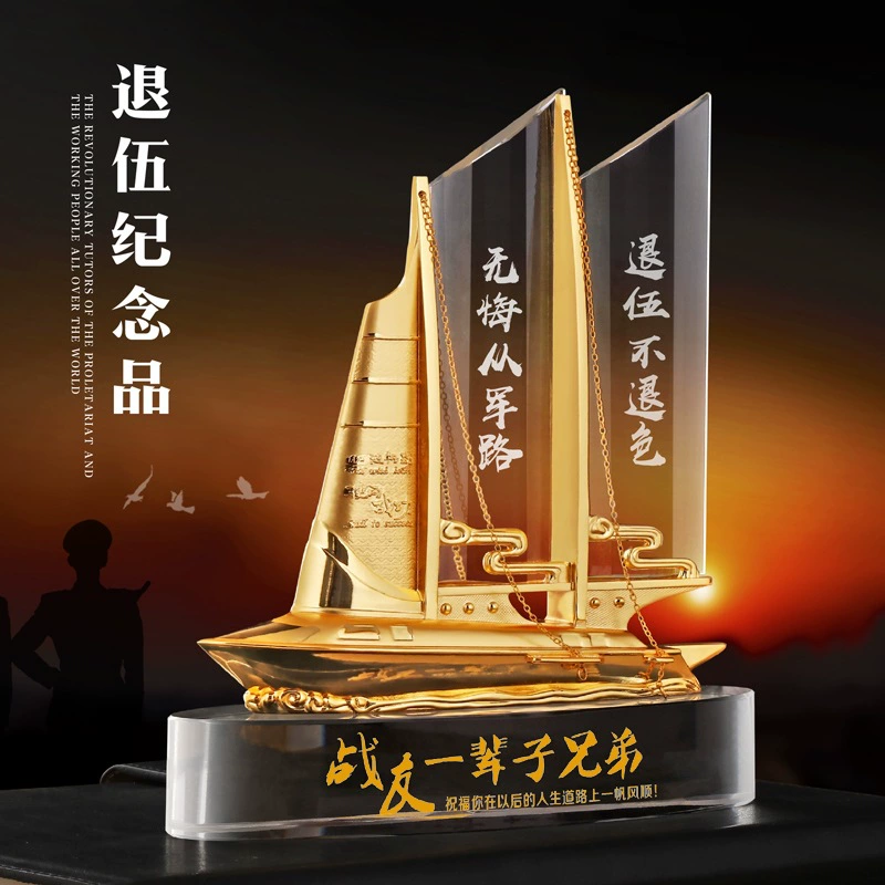 Креативные хрустальные украшения в виде парусных судов с гравировкой «Гладкое плавание» в качестве сувениров для отправки товарищам и ветеранам на встречи.