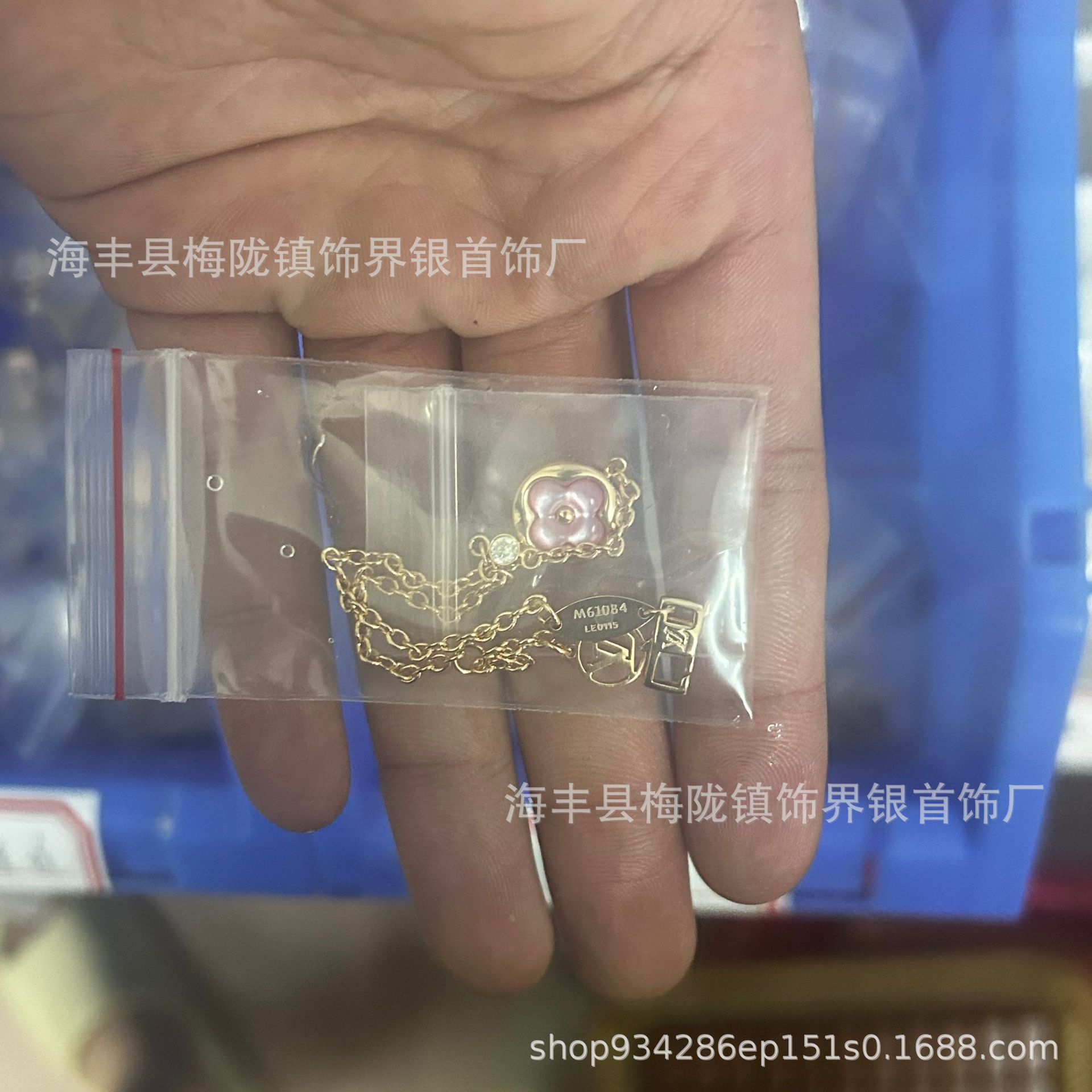 Donkey Familyの新作高級版四つ葉のクローバー五花ブレスレット、女性用18金メッキ、オールドフラワーパウダーシェルネックレス、アマゾナイトイヤリング