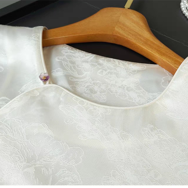 レトロで優雅な中国式の暗い紋様の上着の7分の袖の美しい刺繍の斜めの襟のボタンの設計の東方の温かみのある女性|undefined