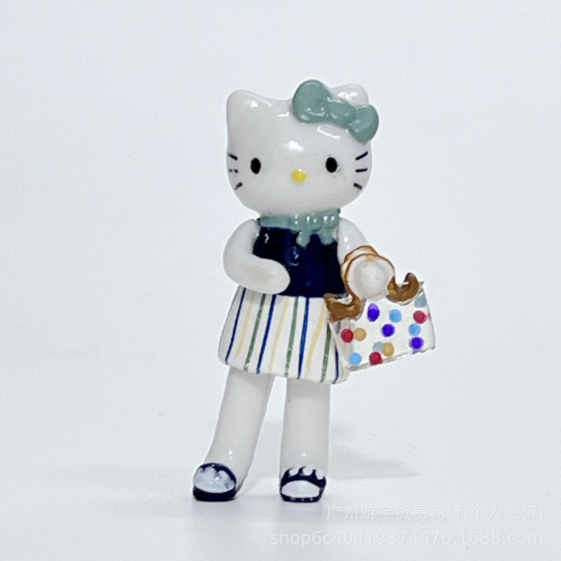 3. 파란색 작업복 긴다리 고양이