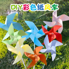 春の旅行は色絵の風車のシーンを持って春の幼稚園の教室の屋外の雰囲気を飾ります。