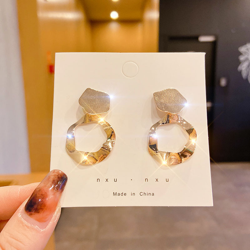 Pendientes de aro lisos para mujer, lujo ligero, pendientes de alta gama, pendientes populares, aretes de diseño exclusivo, aretes de otoño e invierno al por mayor