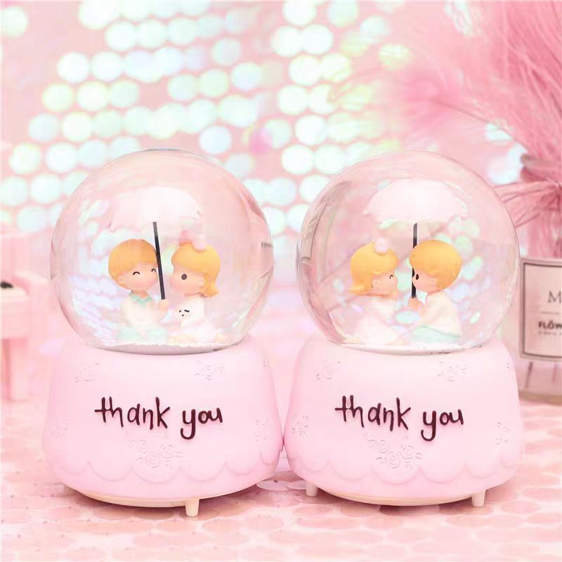 Adornos de resina de venta directa de fábrica, bolas de cristal, nieve, cumpleaños para hombres y mujeres, regalos de graduación para novias y parejas de estudiantes