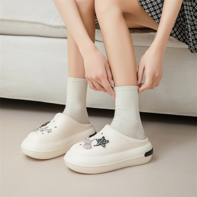 Xiaoxiangfeng Yunduo zapatos con agujeros para mujeres verano nuevo estilo estrella cadena moda y cómodas vacaciones junto al mar sandalias y pantuflas para mujeres