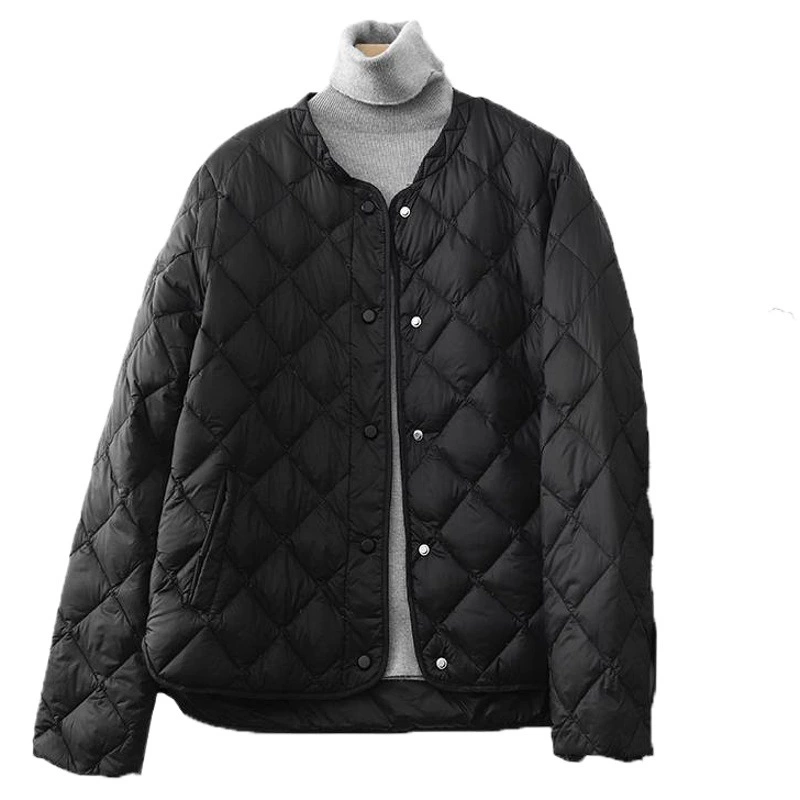 Фото новой зимней женской модной свободной куртки-пуховика 2025 года с ромбовидным узором, воротником-стойкой и теплым утеплителем.