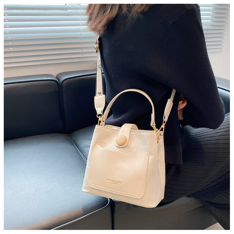 Wide-shoulder Strap Fashion Messenger Single-shoulder Bucket Bag Wholesale Nihaojewelry display picture 18