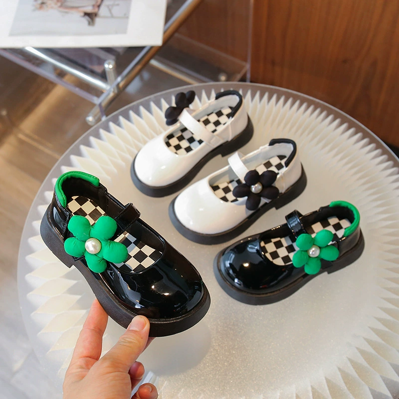 Ретро кожаные туфли для девочек 2025 осень новые в стиле Хепберн маленькие кожаные туфли в британском стиле с юбкой цветочные французские лоферы