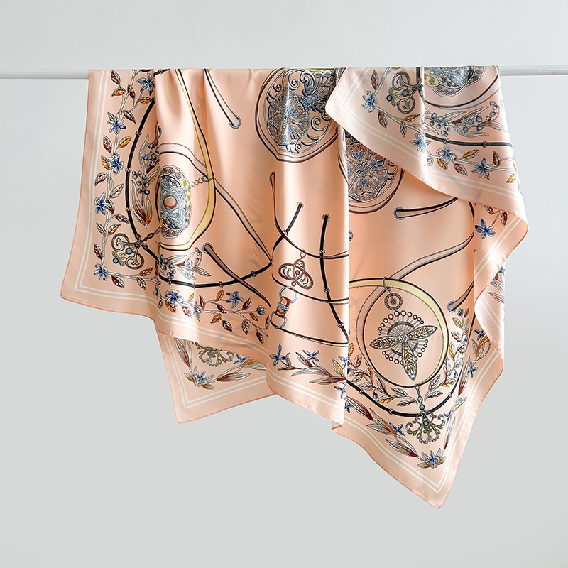 Toalla cuadrada impresa de nicho de estilo étnico de tendencia creativa, foto de fotografía de mujer de primavera y verano con bufanda fina de sarga