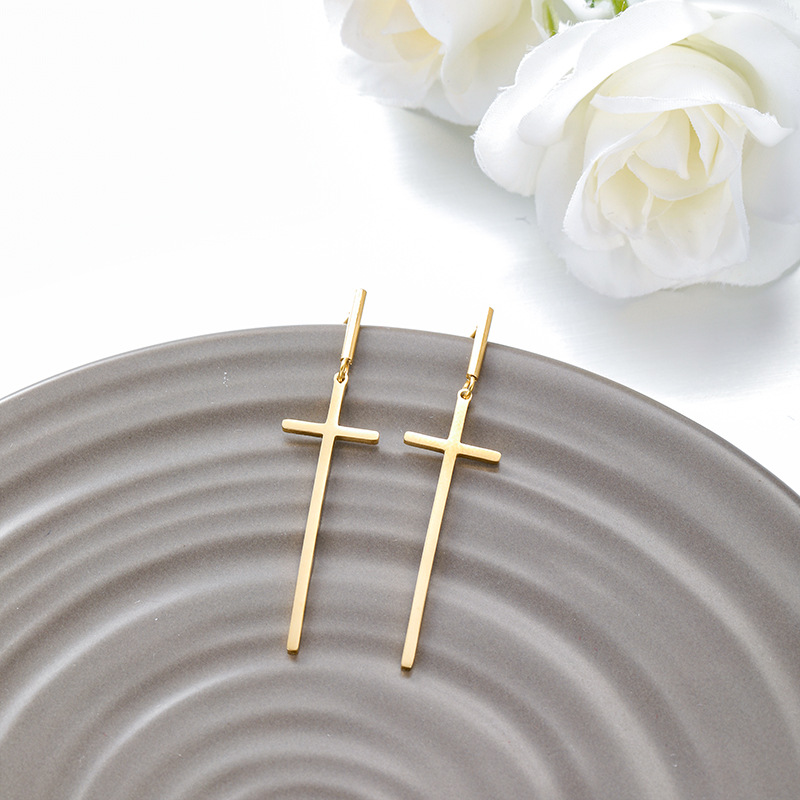 Xuping nueva aleación de cobre transfronteriza europea y americana chapado 14k temperamento simple pendientes de cruz largos pendientes para mujeres