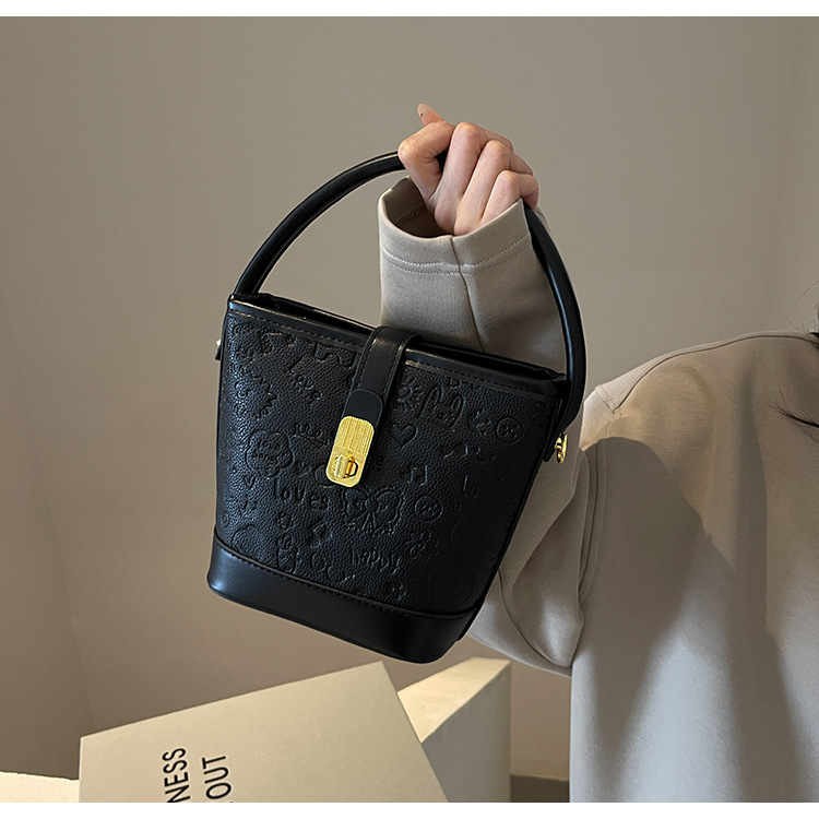 Bolsos populares de alta gama para damas 2024 nueva textura para trabajar bolso de cubo de mensajero de cercanías de nicho marrón