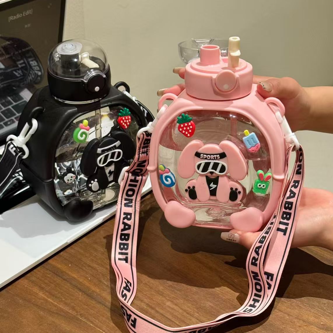 夏季水杯大容量高颜值便携式儿童吸管杯卡通杯魔力熊防摔塑料杯子