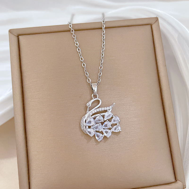 Collana con cigno e cristalli in acciaio titanio per donna_voghion.com