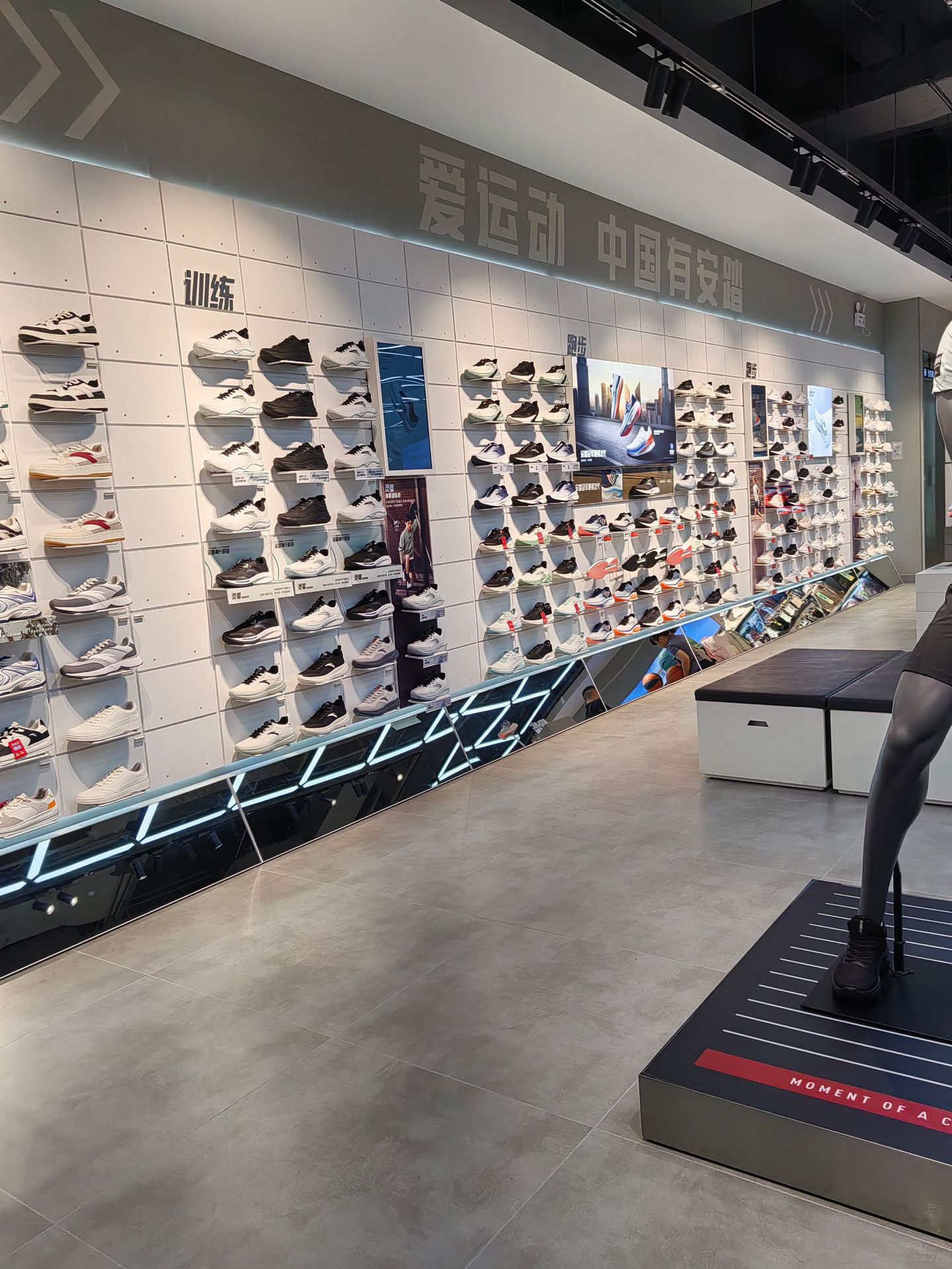 Estante de exhibición de ropa de marca Anta de acero inoxidable de pared de tienda de ropa estante de exhibición deportiva al aire libre estante multicapa grueso