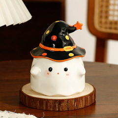 小衆は魔法のパーティーの陶磁器のマグカップを責めます。蓋のハロウィンのプレゼントを持っています。