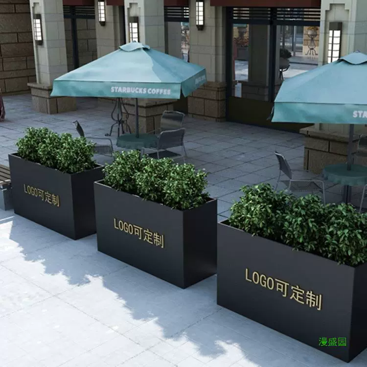 Открытый цветочный ящик снаружи торговой улицы