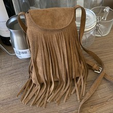 潮流洋气女士包包女2025新款仿鹿皮绒磁扣款斜肩流苏包约姿大容量