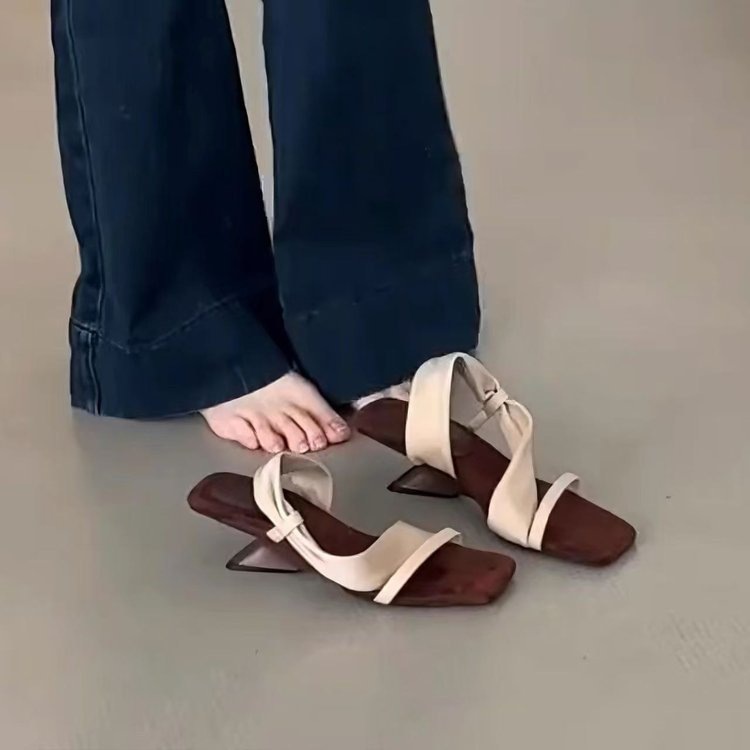 Suave zapatillas de correa cruzada de cabeza cuadrada zapatillas de tacón alto 2026 nuevas sandalias de verano temperamento de mujer