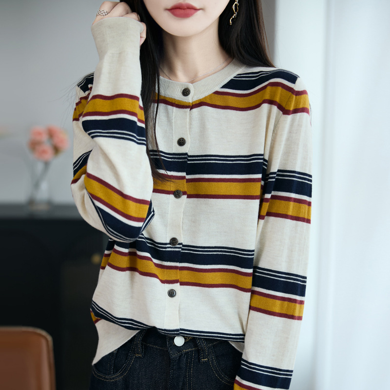 精纺羊毛2025秋冬新女短款宽松圆领拼色条纹系扣打底针织开衫外套|undefined