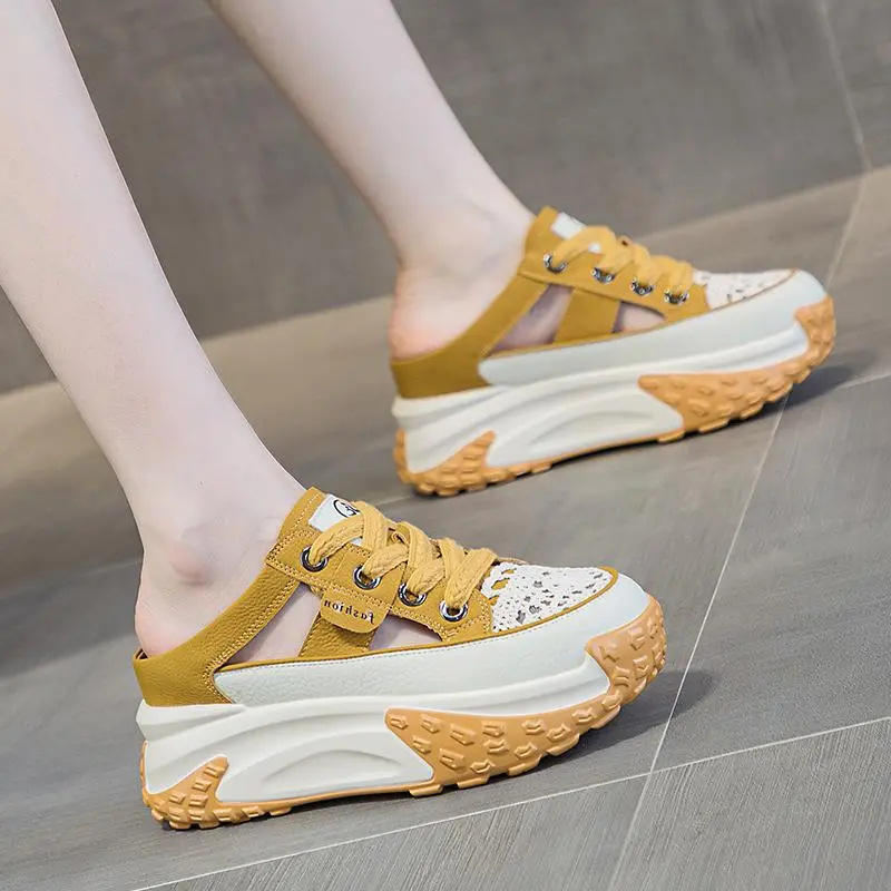 Baotou mitad zapatillas de verano para mujeres sandalias 2024 hueco nuevo tipo de explosión de suela gruesa aumentando la altura del agujero de los zapatos de papá