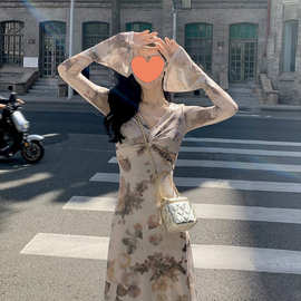 法式温柔复古印花网纱连衣裙女早秋修身气质喇叭袖纯欲A字小妈裙