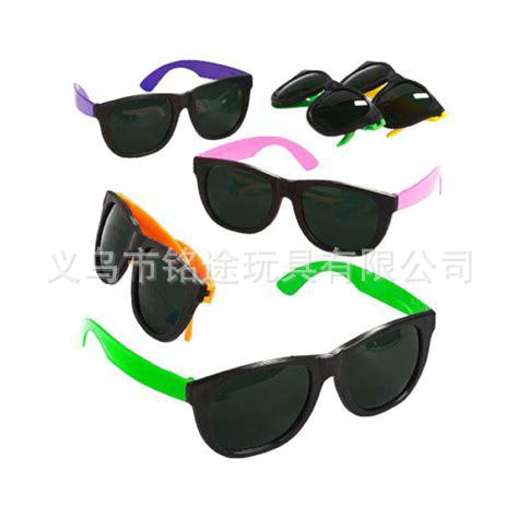 Caliente en stock Hawaiano colorido partido gafas de sol fiesta suministros playa gafas fábrica al por mayor