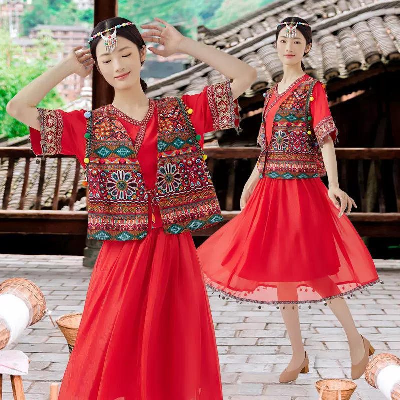 Костюм Мяо Женская Гуйчжоу Цяньу Мяо Деревня Travel сфотографировала костюм взрослого меньшинства Мяо