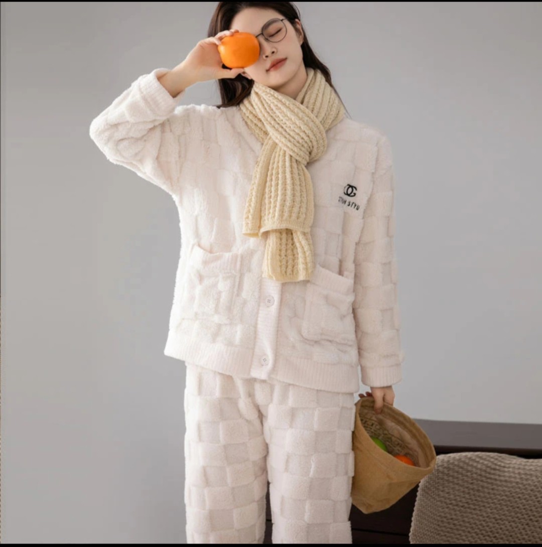 Explosión de estilo de viento pequeño viento nuevo conjunto de pijamas dulce engrosado calentamiento de terciopelo de coral simple ropa de hogar