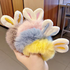 冬のぬいぐるみのウサギの耳は髪の毛の筋を刺します。