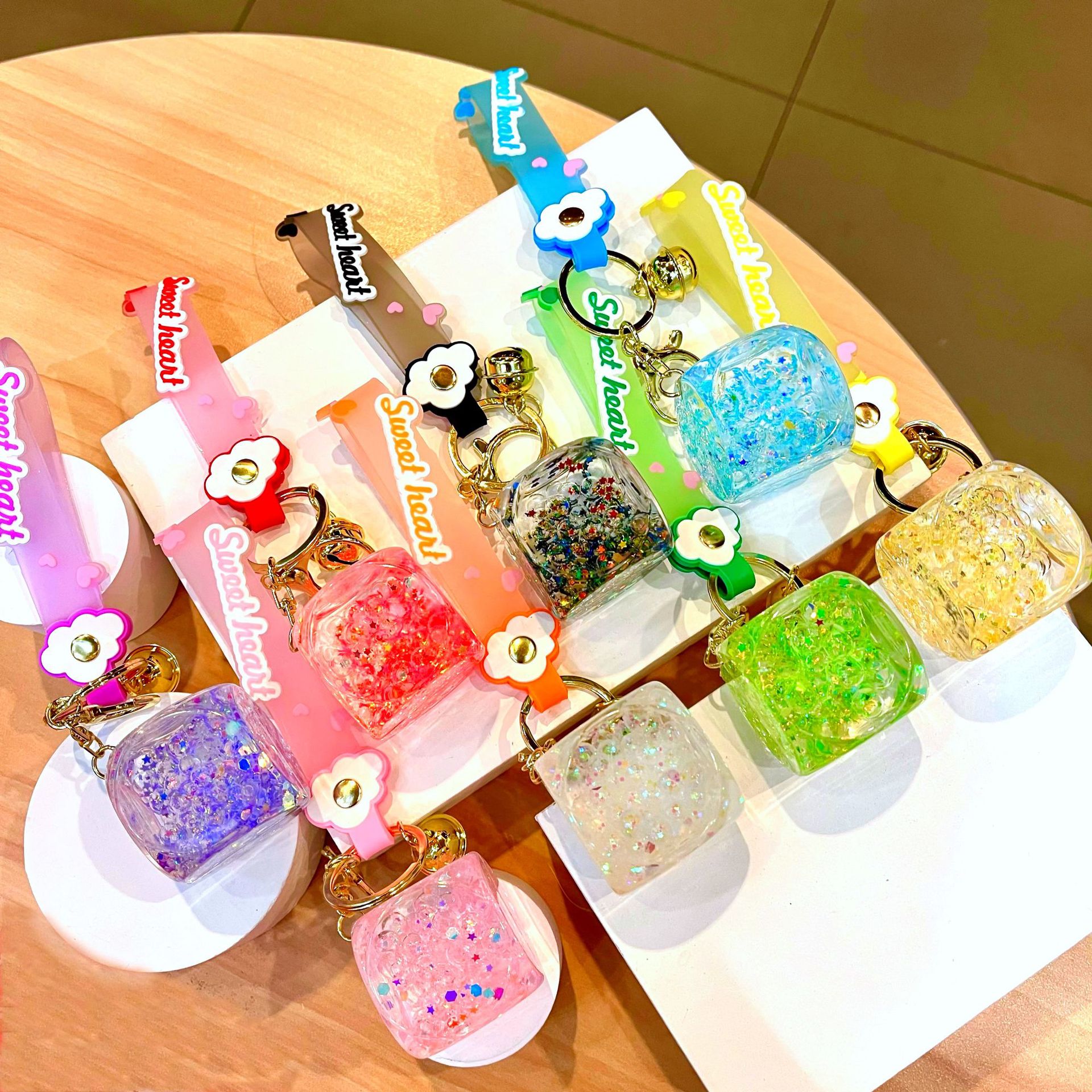 Nuevo llavero de dados luminosos con aceite, cuentas de burbujas, dados, colgantes de botella de arena de cristal, colgantes de bolsas al por mayor