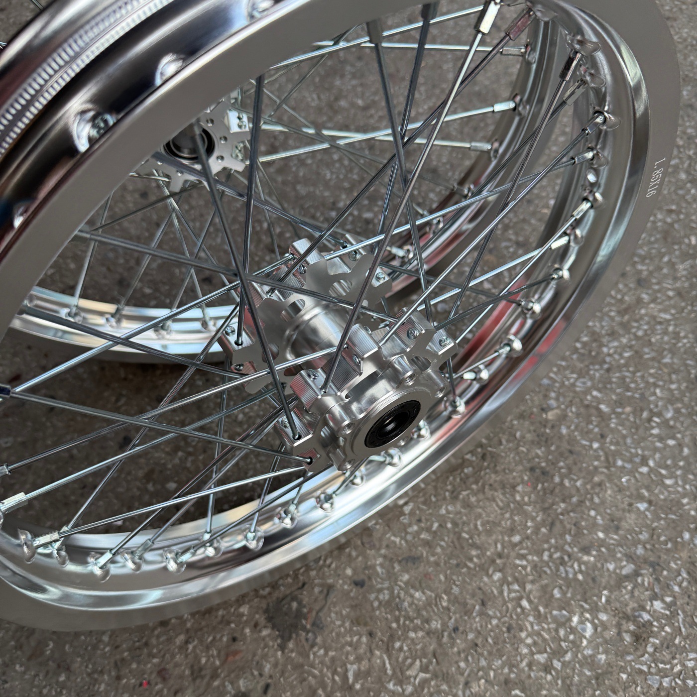 Suitable for QiuLong LightBee modification, 1.60-19 front, 1.85-16 rear, straight-pull CNC silver wheel hub assembly, LightBee wheel set