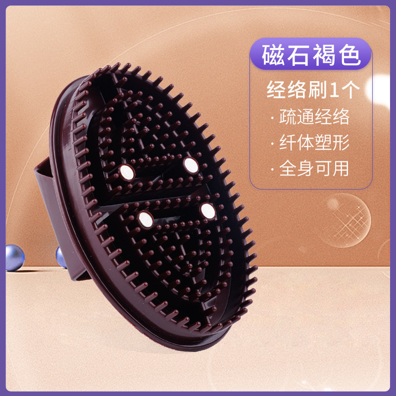 ムースは体の精油をブラシします。|undefined