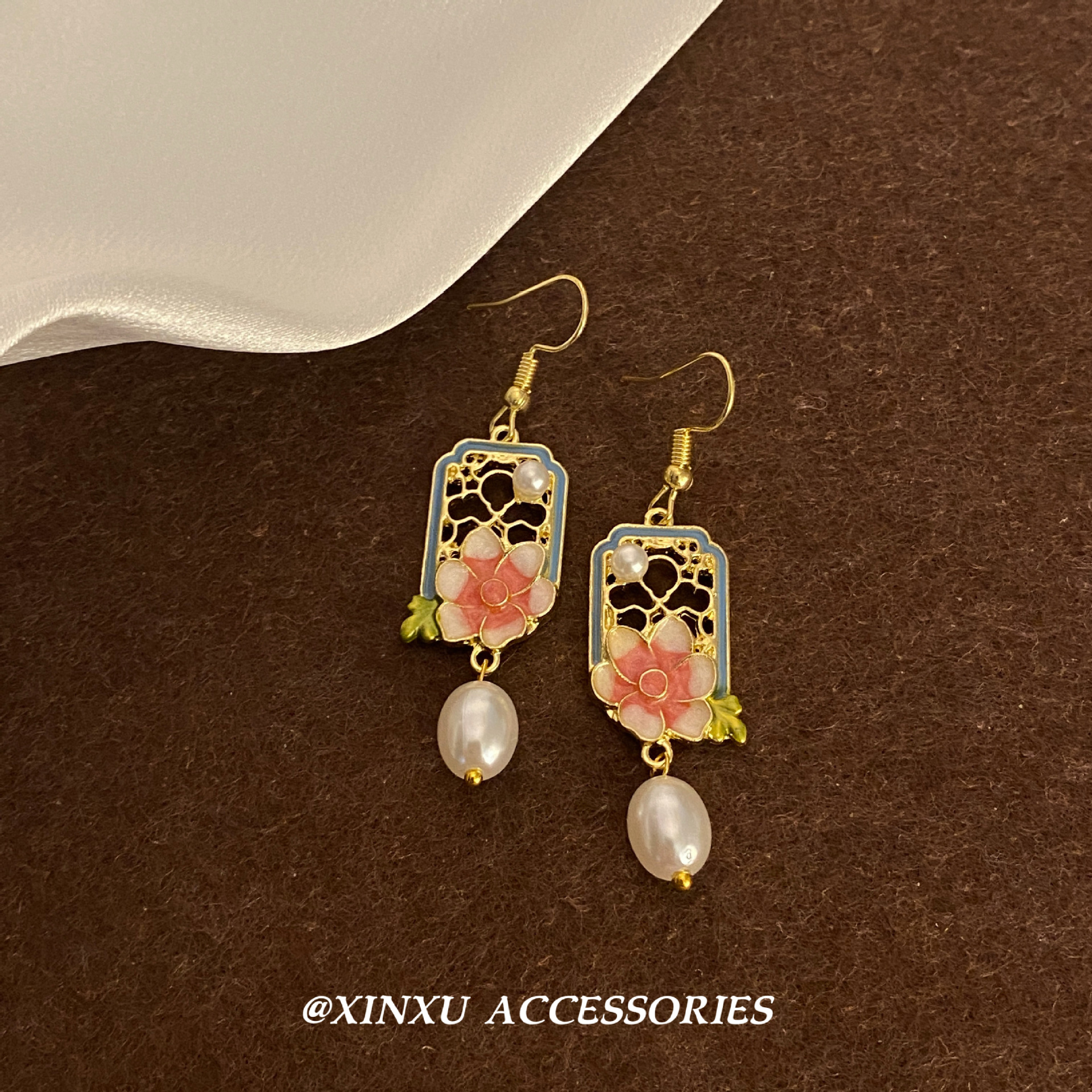 Brincos estilo chinês com flores pérolas e borlas rosa azul_voghion.com
