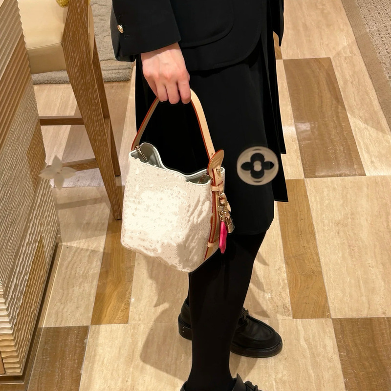2025 新本革 bb デューンカラーバケットハイエンドトレンディなポータブル白 3 色の女性のバッグカジュアル多用途シングルショルダー斜め|undefined