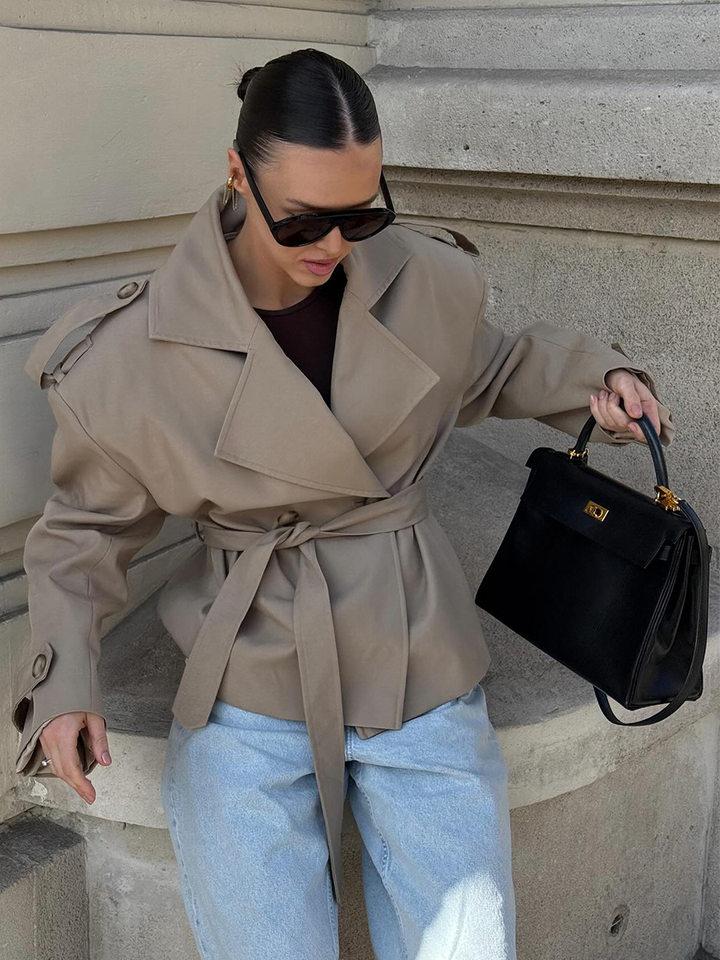 Áo khoác trench coat nữ dáng dài cổ ve, thắt eo phối đai, tay dài — Kaki chi tiết 28