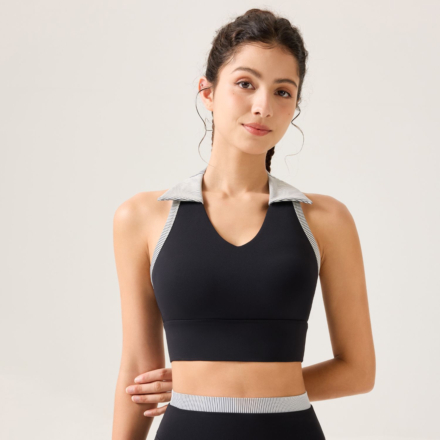 【Precio fijo】Top de yoga con copas fijas, tirantes anchos estilo francés, hermoso diseño en la espalda, ropa informal para tenis, cubre los senos laterales.