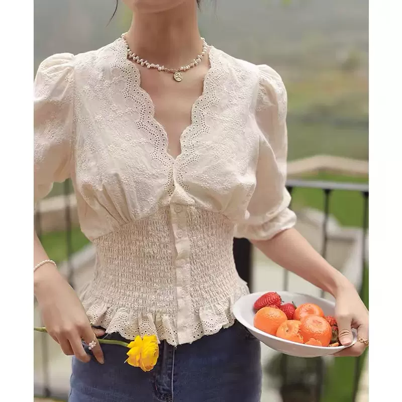 法式气质蕾丝花边v领上衣女夏设计感小众收腰显瘦短款泡泡袖衬衫