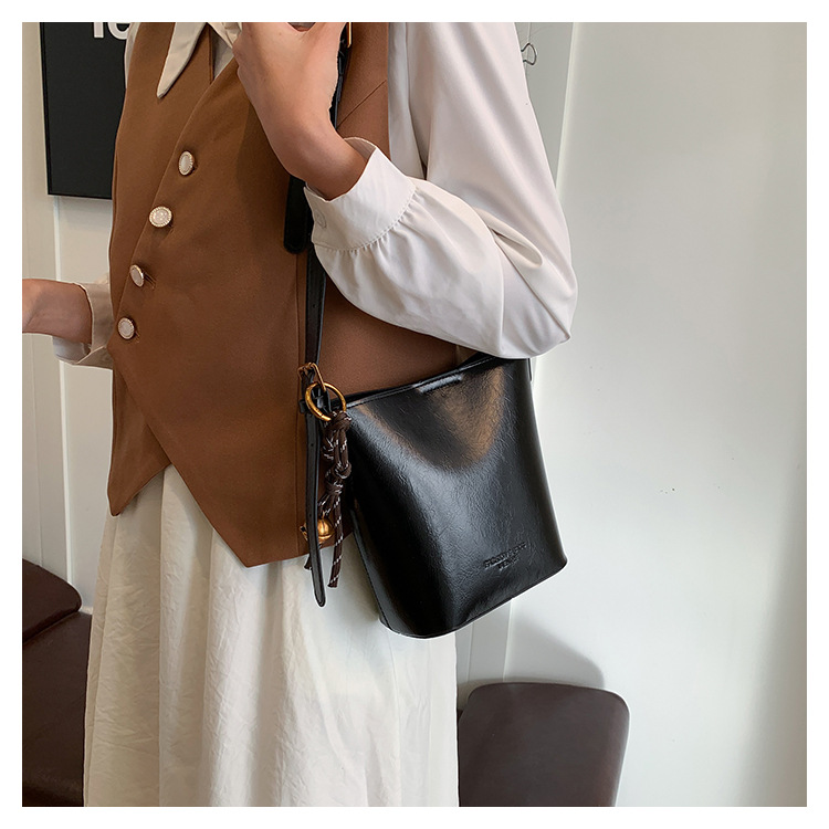 This year, the retro and fashionable women's 2024 new models are popular. This year, single-shoulder crossbody bags, large-capacity hand-held bucket bags, and cross-border bags are all in vogue undefined