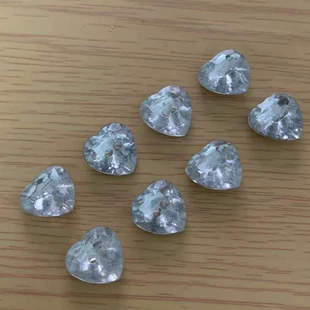 Стразы-сердечки из акрила прозрачные 2 отверстия