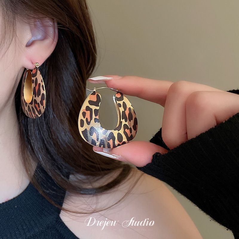 Pendientes de círculo geométrico con estampado de leopardo con aguja de plata Pendientes de personalidad de moda de todo fósforo retro europeo y americano Pendientes de todo fósforo de nicho al por mayor