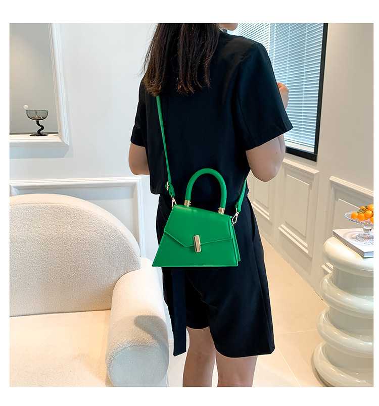 Streetwear Style Women's Medium Pu Leather Solid Color Streetwear Lock Clasp Handbag Crossbody Bag