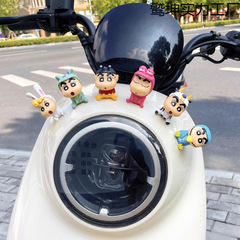 ネットの赤いクレヨンの小さい新しい自動車のバッテリーの置物の車のアニメのかわいい中控台のぬいぐるみの装飾品