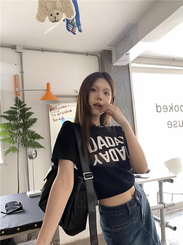 White crew neck T-shirt, niche knit sweater for women, summer hot girl, slim-fitting base layer, slim short top