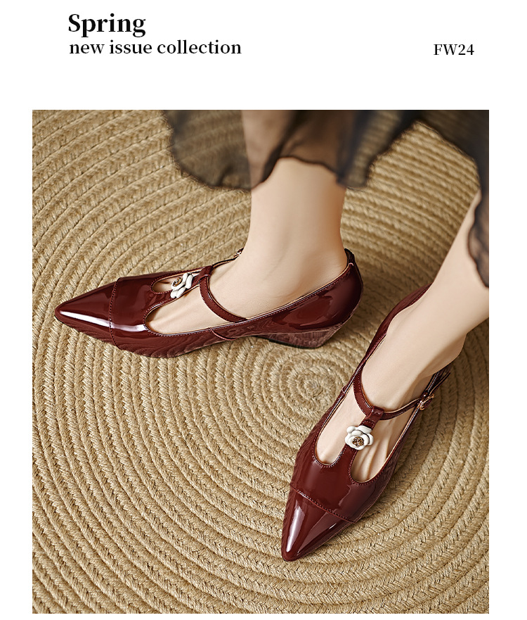 Giày cao gót mũi nhọn Mary Jane quai chữ T đính hoa sơn trà, gót 7 cm — màu đen, Rượu vang đỏ chi tiết 10