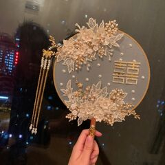 うちわ古風花嫁秀禾結婚礼中国秀禾服扇子中国式漢服手に扇子を持つ