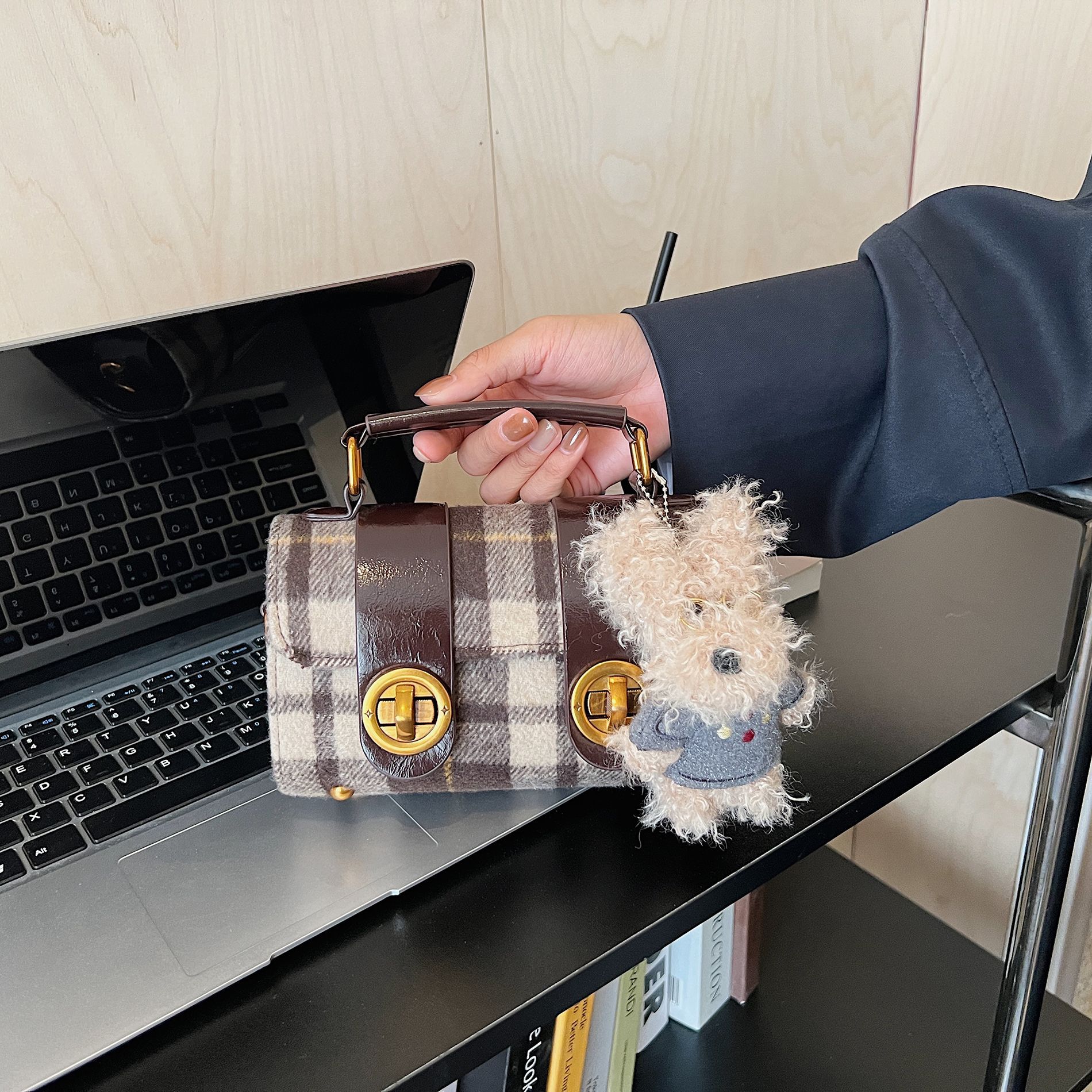 Bolsa de mano a cuadrícula coreana de color contrastante para mujeres 2025 nueva moda personalidad bolso cuadrado de textura superior bolso de tramo inclinado