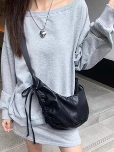 Capacious shoulder bag with bow